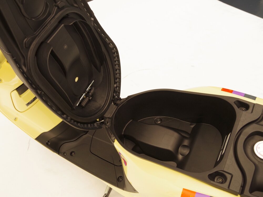 日本仕様はシート下トランクの容量を拡大、アクセサリーも装着しやすい