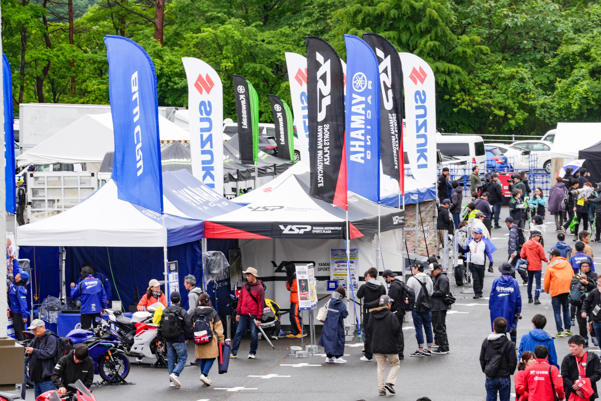 そしてレース会場には観戦以外にもたくさんのお楽しみがあります