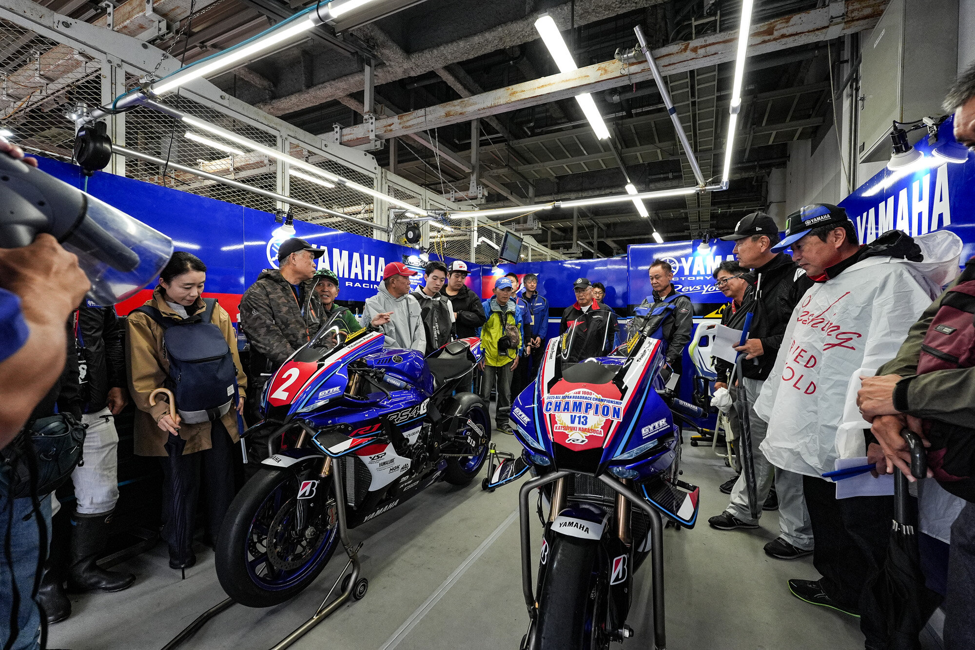 チーム関係者しか立ち入れないピットへのご招待やライダーサイン入りグッズのプレゼント、手荷物をお預かりするクロークサービスなどの特典もあります！