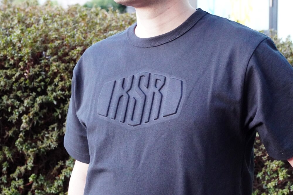 Ｔシャツは、シックな黒一色の胸元にXSRのロゴを配したシンプルなデザインですが 