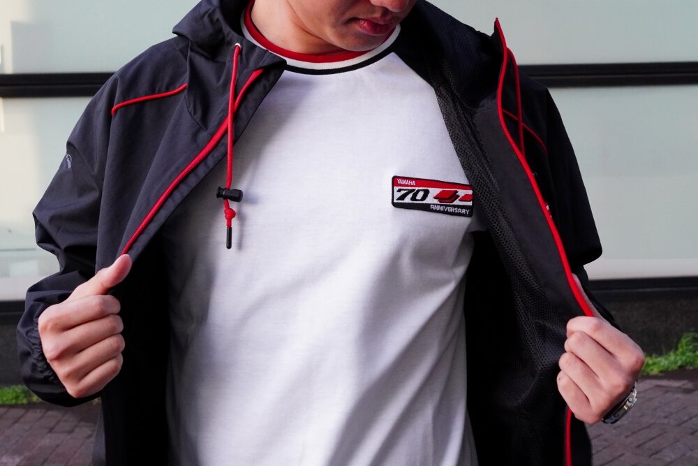 ブラック＆ホワイトのシンプルなTシャツに、記念ロゴやネックのカラーで70周年のスパイスを効かせました。 