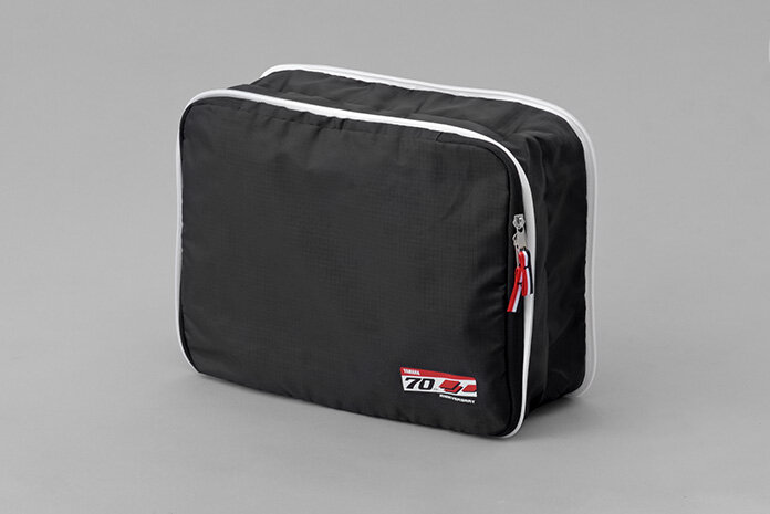 70周年記念ロゴをあしらったトラベルポーチ 