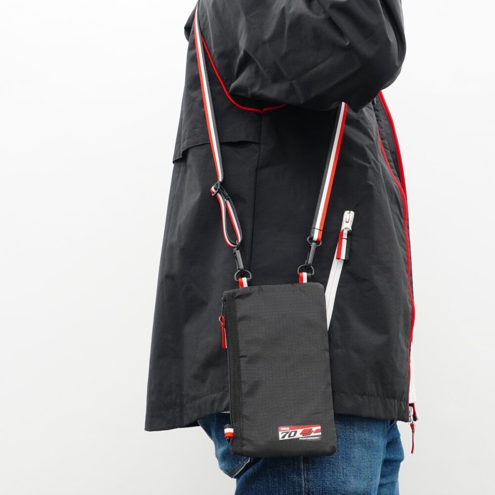 サコッシュ本体はシンプルながら 