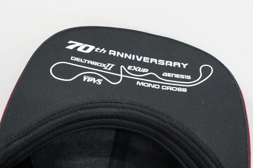 帽子のつばの裏には、ヤマハの車両開発に欠かせないテストコース図に 