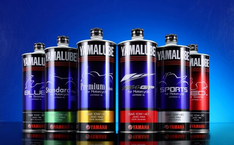 YAMALUBEのエンジンオイルは、「4ストローク用」「2ストローク用」の2つのカテゴリで、計7種のグレードが展開されています