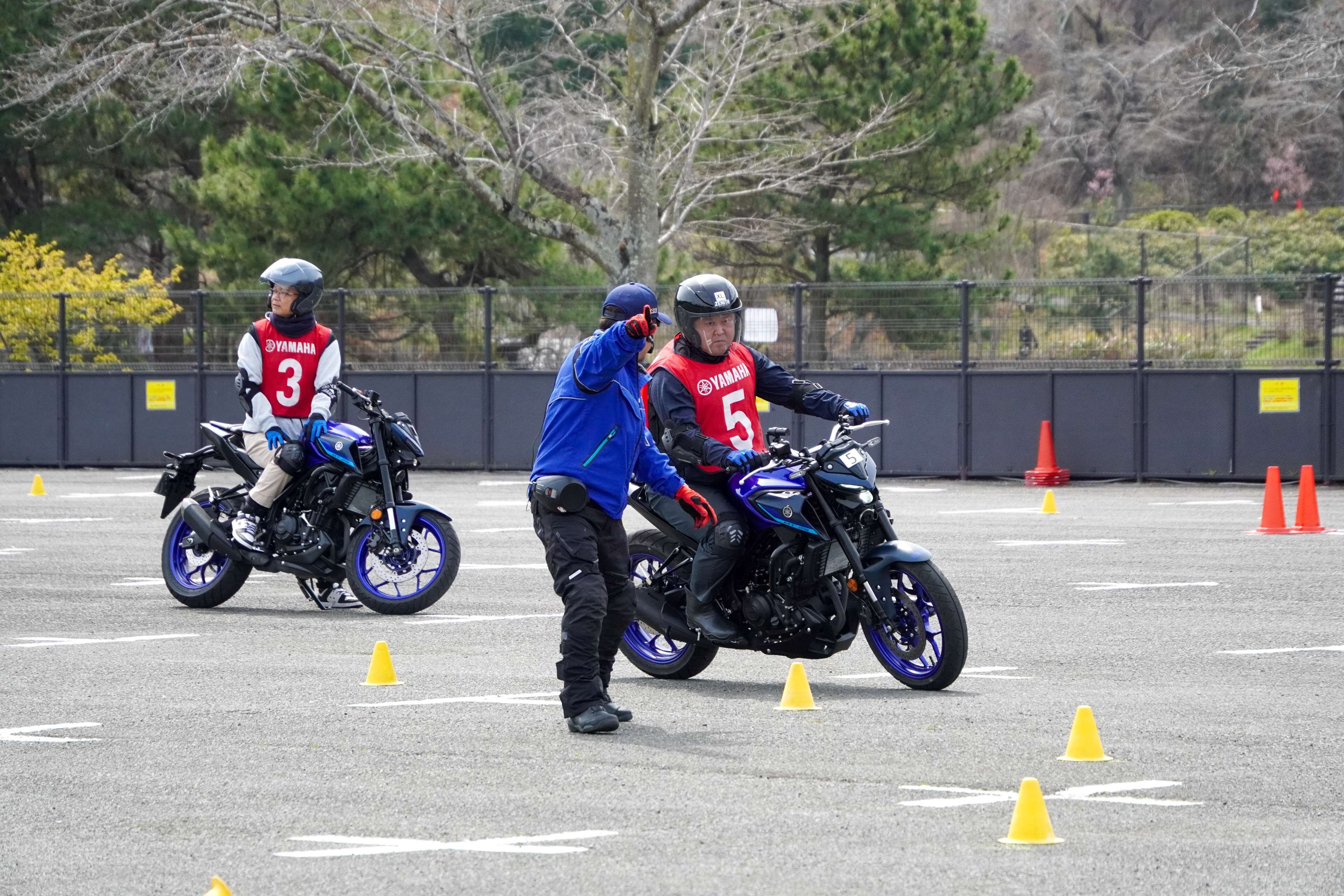 ニーグリップをして上半身に力を入れない自然なフォームが出来る様になると走りがスムーズになります 