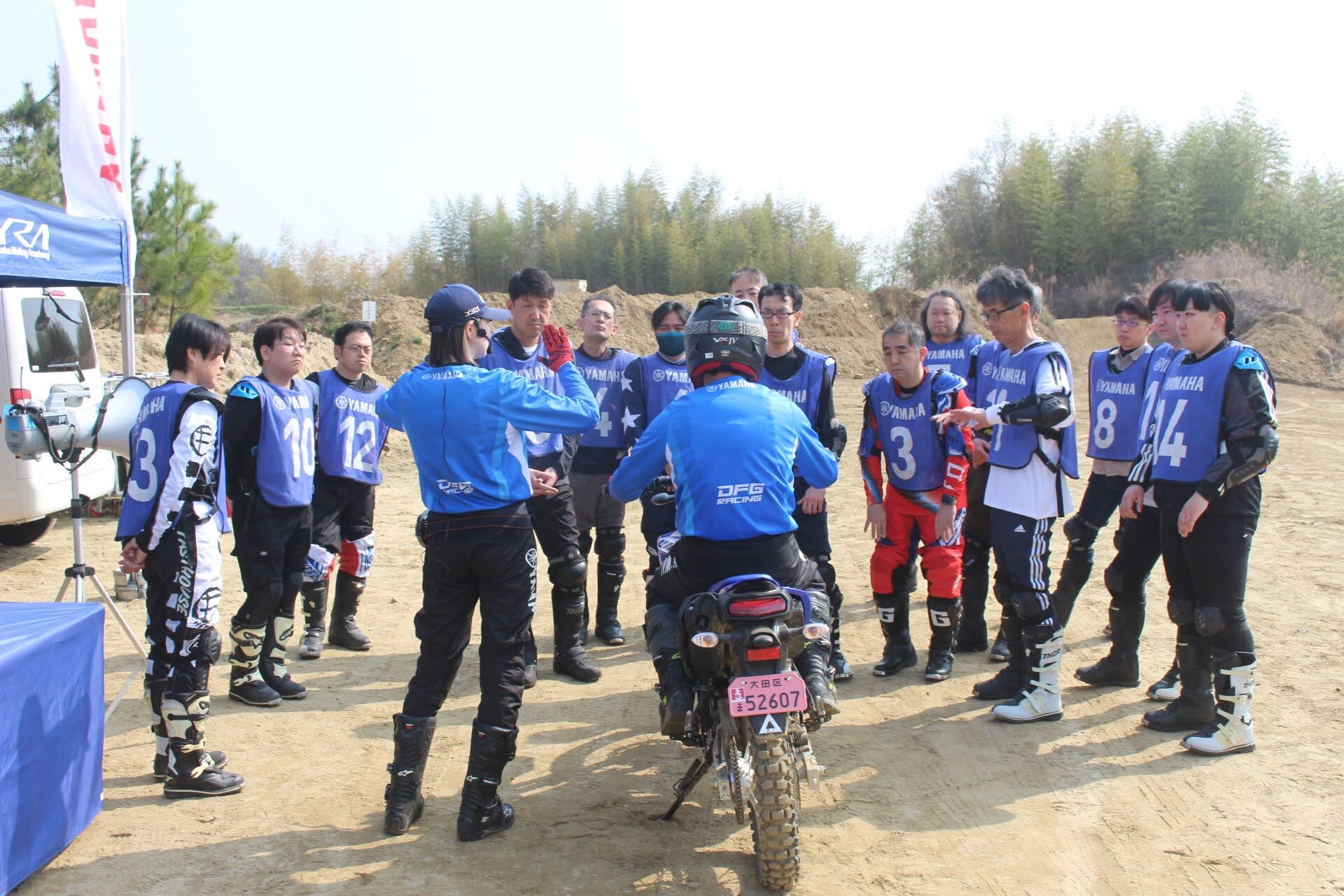 午前は、オフロードならではのライディングフォームの確認からスタート。