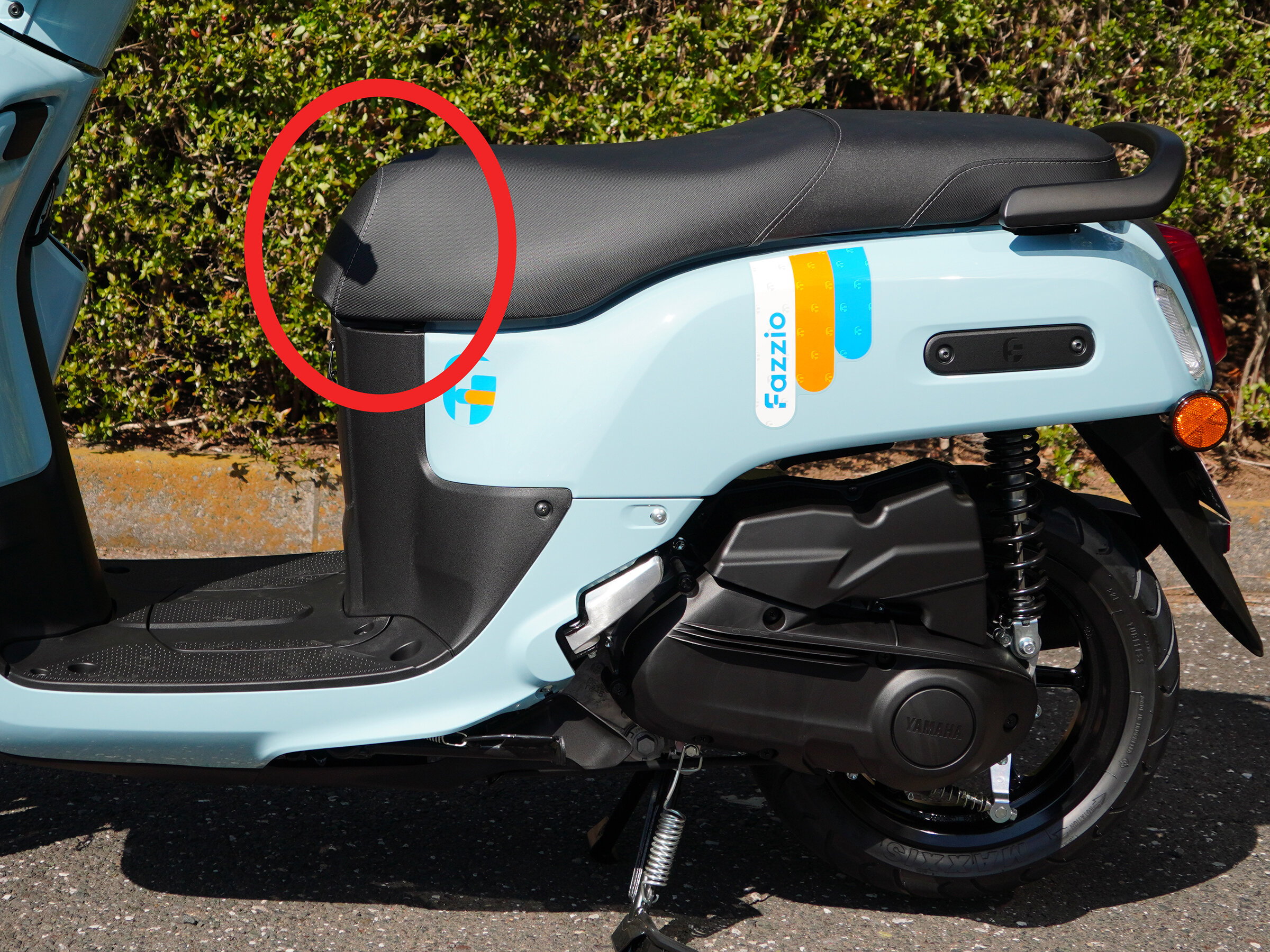 シートの赤でマークした部分がライダーのヒップから太ももにかけての広い面に絶妙にフィット 