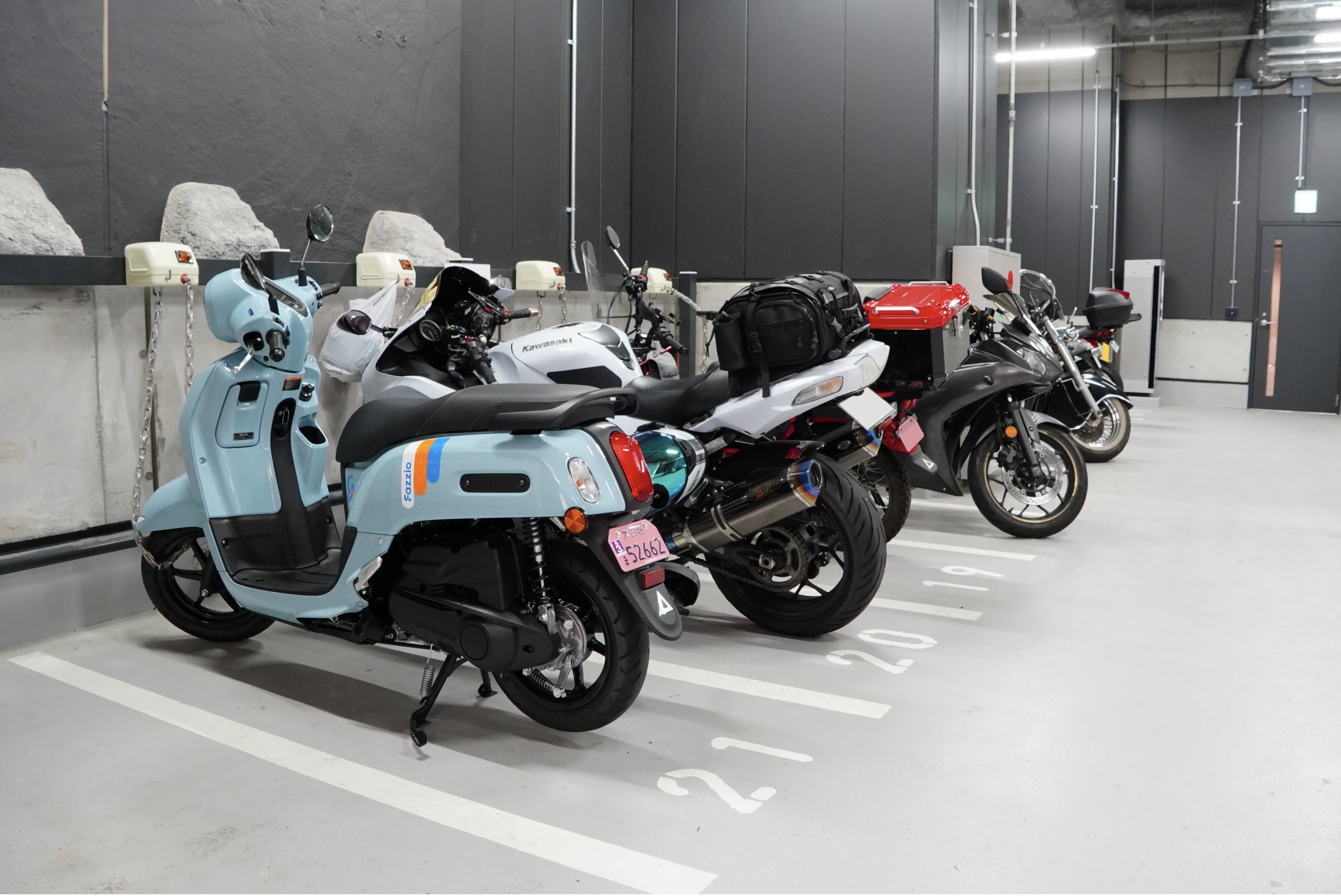 駐輪場は屋内にあり、照明も明るくて利用しやすいためか、たくさんのバイクが停まっていました 