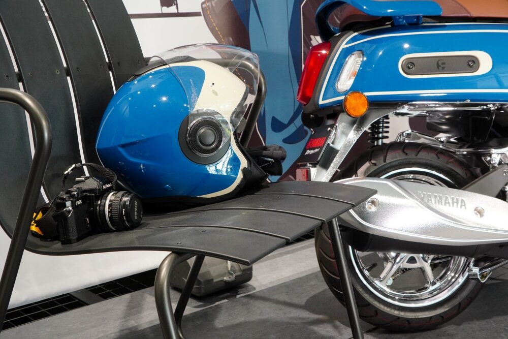 車体のそばには、Fazzioと同じ色でペイントされたヘルメット（非売品）も