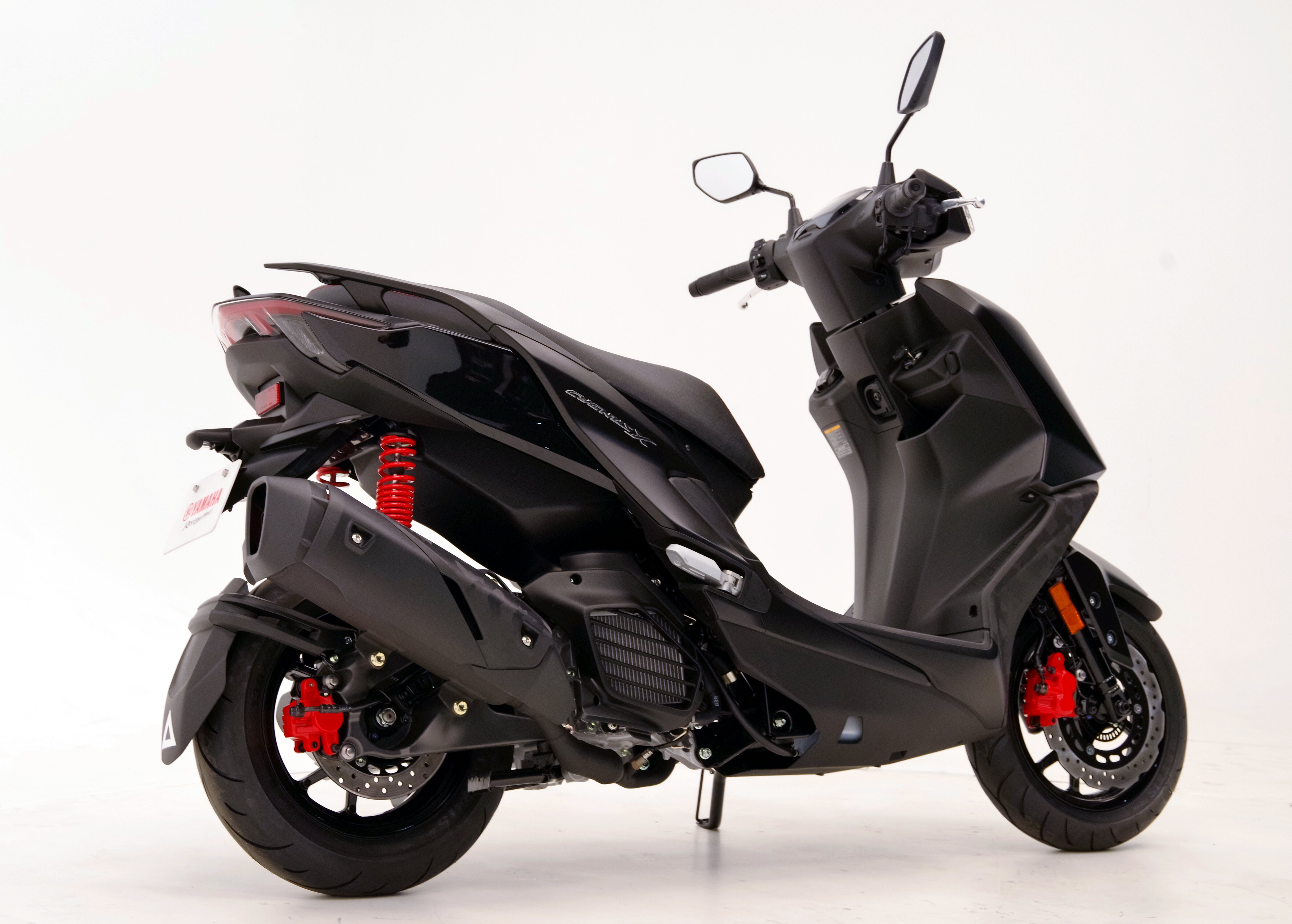 日本仕様の車体カラーは、ブルー、ホワイト、マットダークグレーの3色設定です。
