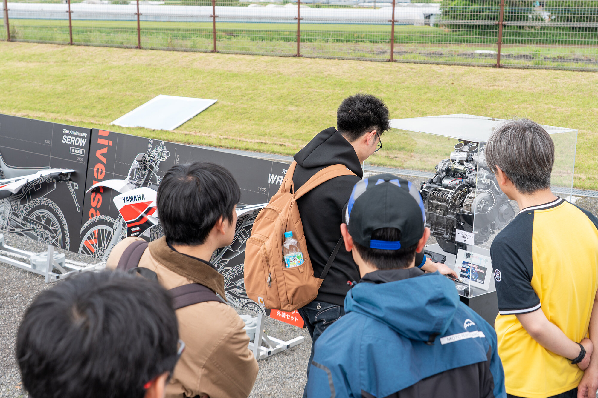 どんな仕組みでギアが動いていくのか、多くの方が興味深く見入っていました。