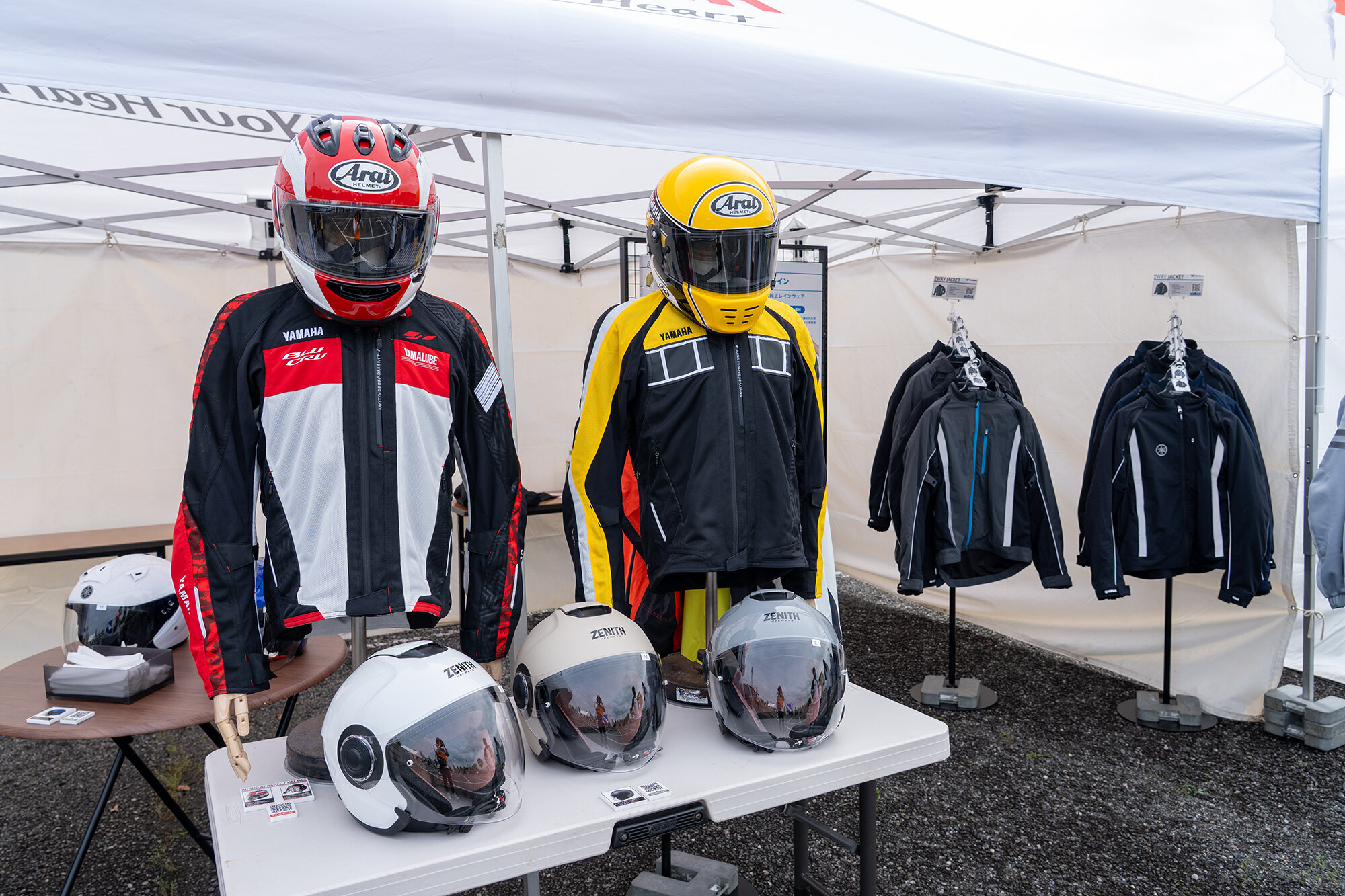 新作の春夏アパレルやヘルメットも展示。
