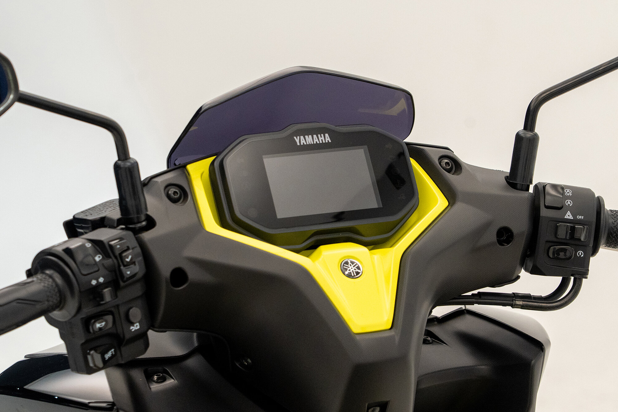 TFTディスプレイをハンドル構造の少しへこんだ部分に別体で埋め込んだように配置