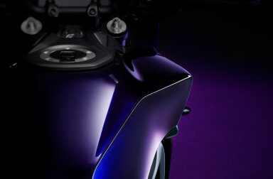 圧倒的な艶と高品位な質感で「The Dark Side of Japan」の世界観をより深く。 MT-09専用「Vio-Mirage 外装セット」誕生秘話