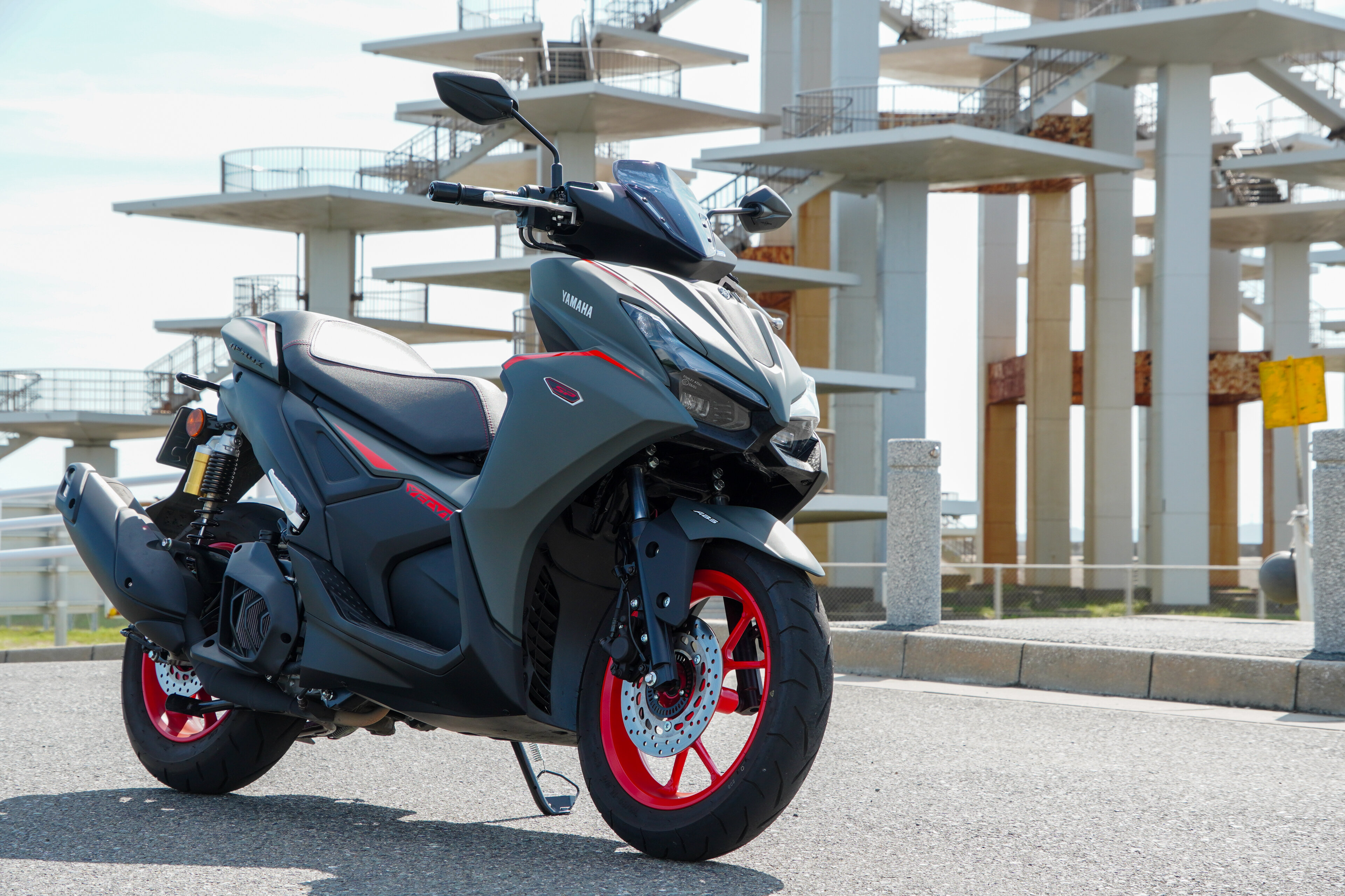 AEROXといえば、なんといってもこの<strong>「スポーティな外観」</strong>に目を惹かれます。