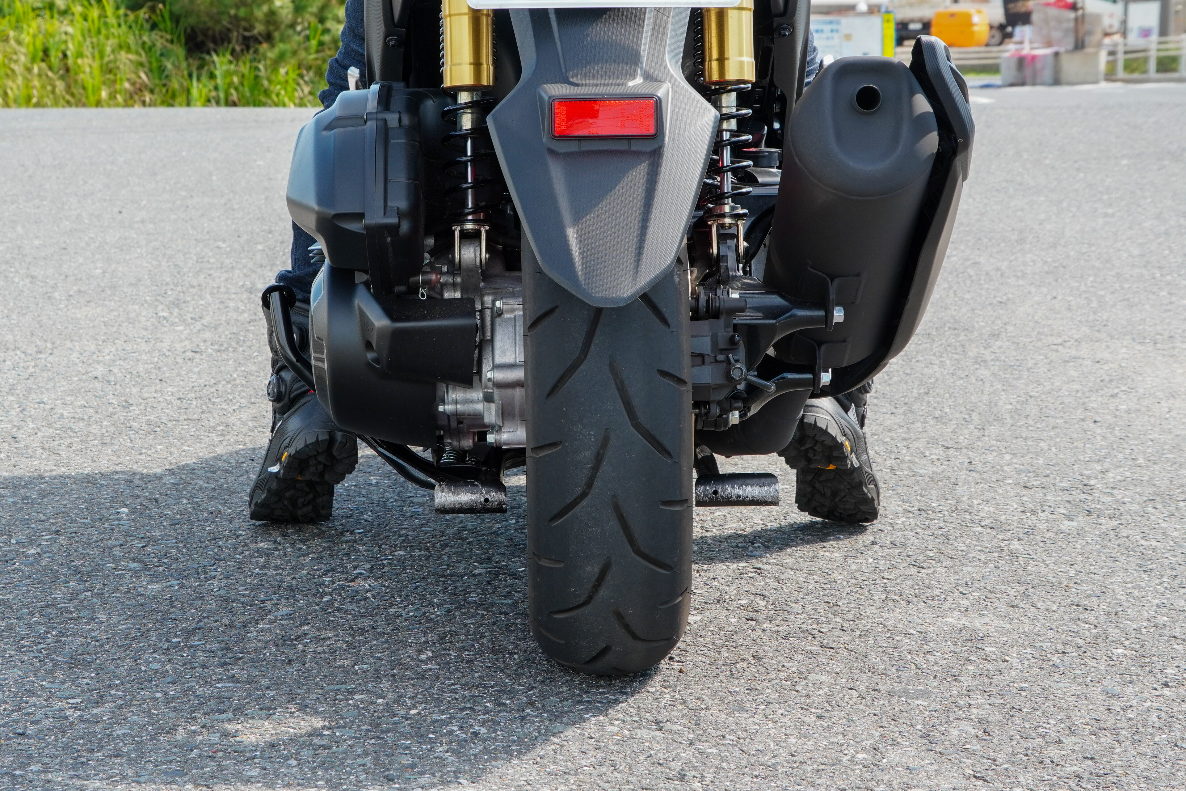AEROXのシート高は790mmで、数値的にはそれほど高くありませんが、シート幅があるため、身長158cmのライダーがライディング時の自然な着座位置から両足を下ろすと、かかとが大きく浮きます。