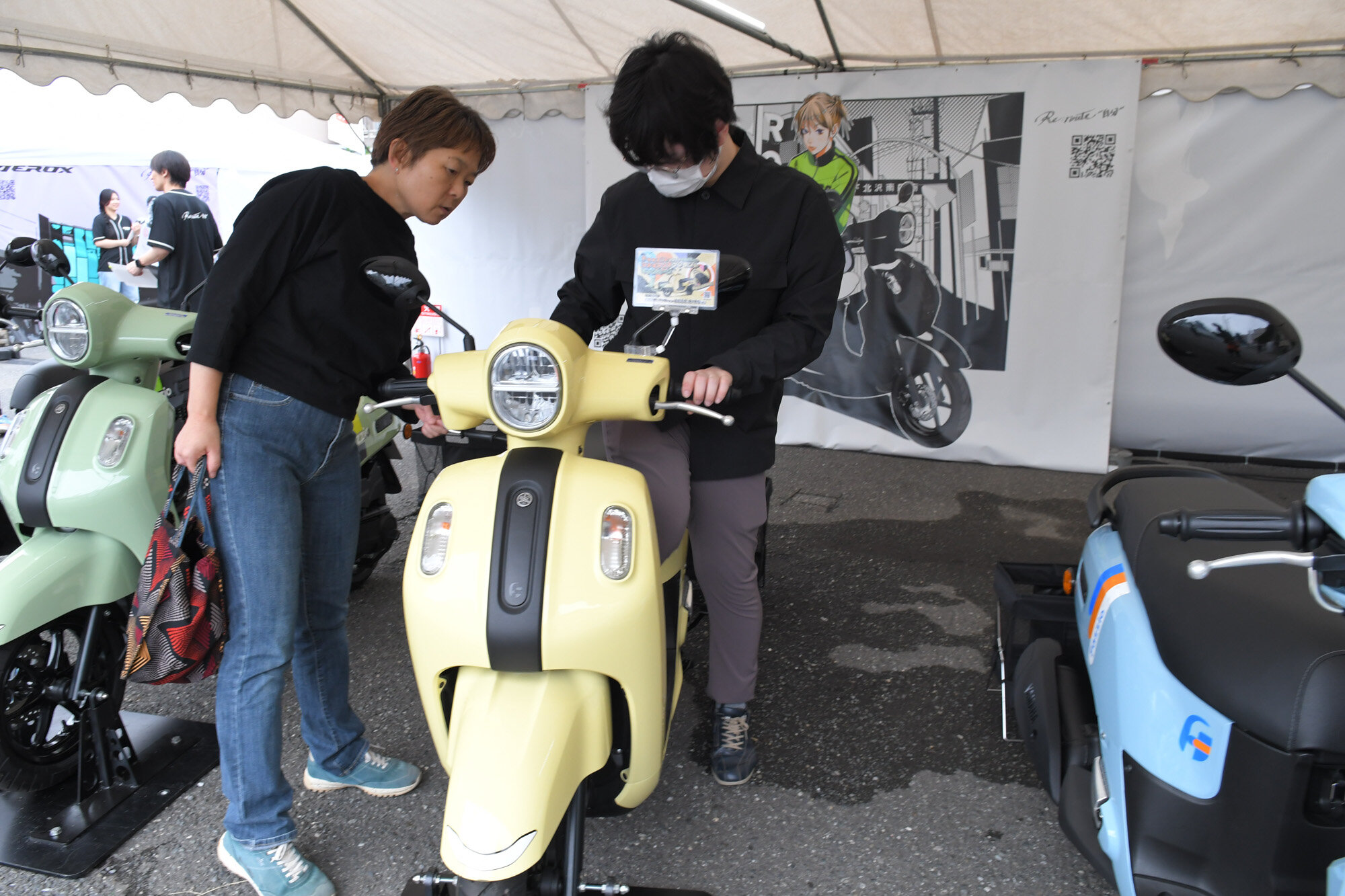 触って感触を確かめたり