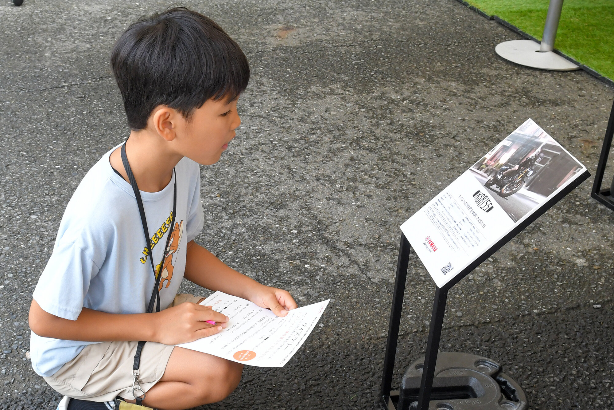 展示車両の周囲に用意されたヒントをもとにクイズに挑戦していただき