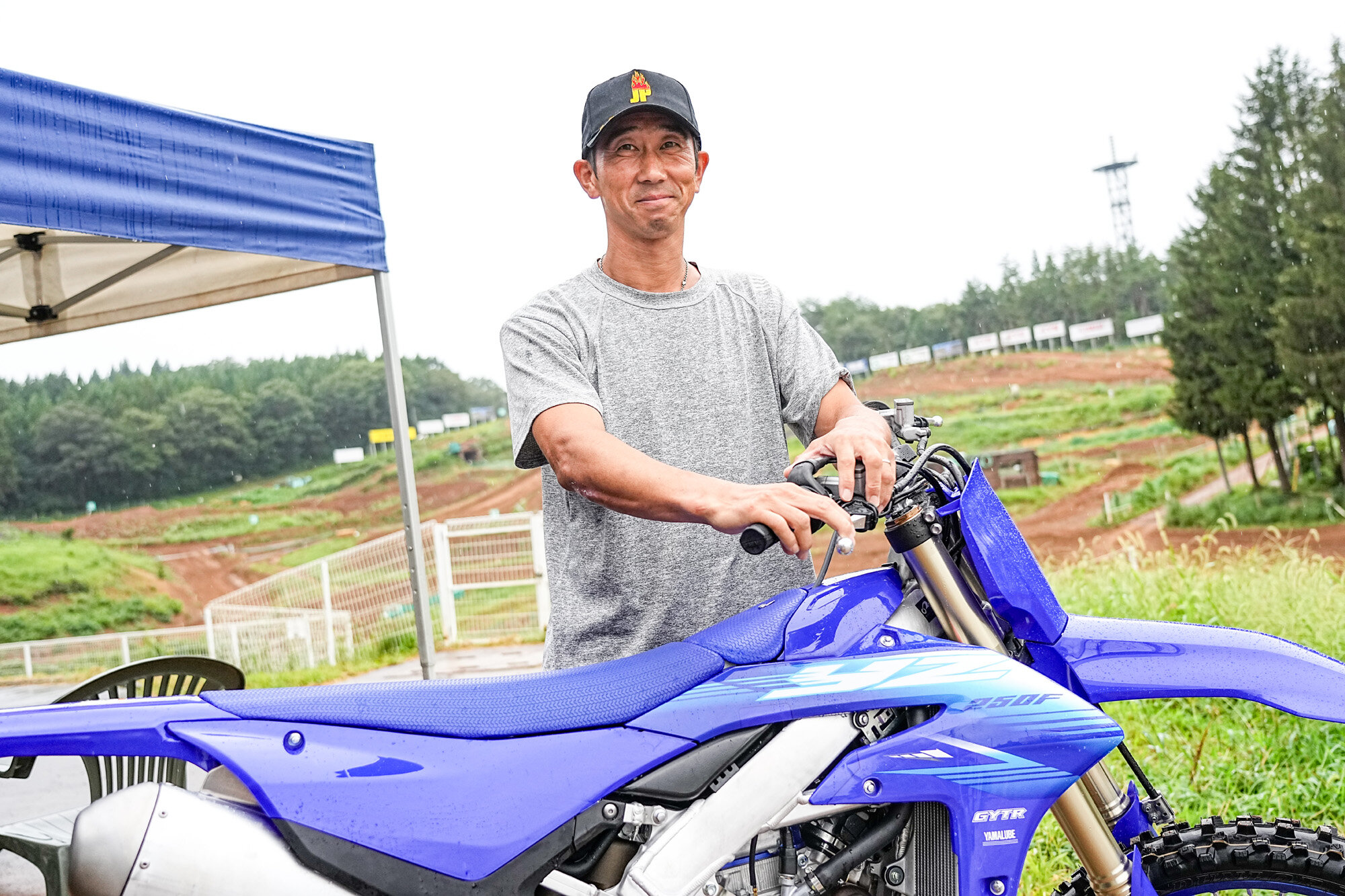 同じく「YZ250F」のインプレッションを、全日本モトクロス選手権やJNCCで多くの実績を持つ渡辺学さん(ダートスポーツ テスター)にお願いしました。