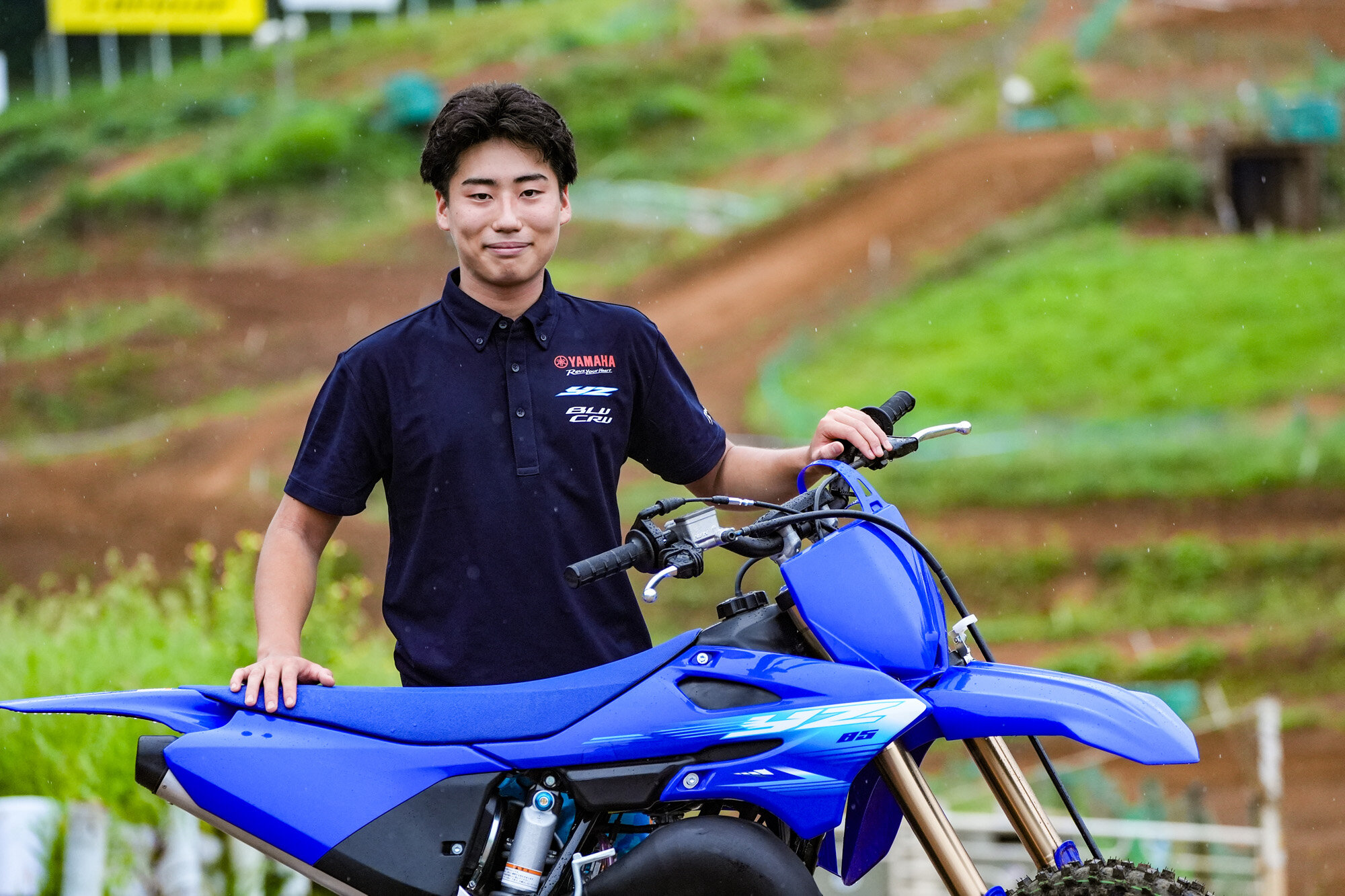 それでは現役の国際A級ライダーで、数年前までYZ85を駆っていた髙木碧選手(レーシングチーム鷹)のインプレッションをお届けします。