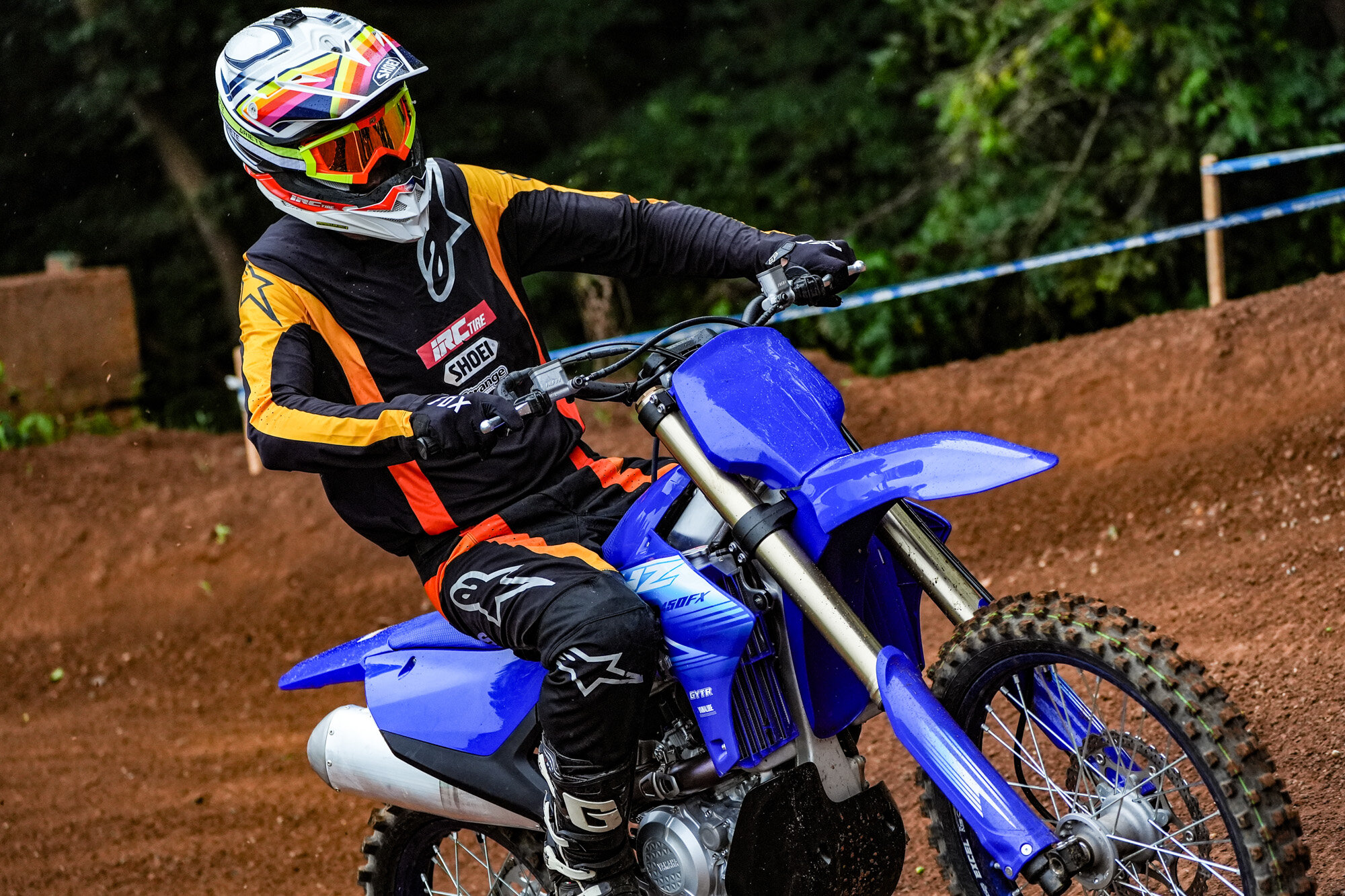 これまでハードエンデューロではYZ450FXを選択肢に入れにくかったのですが、今回の進化で「YZ250FXではなくYZ450FXを選ぶ」というほど評価が変わりました。