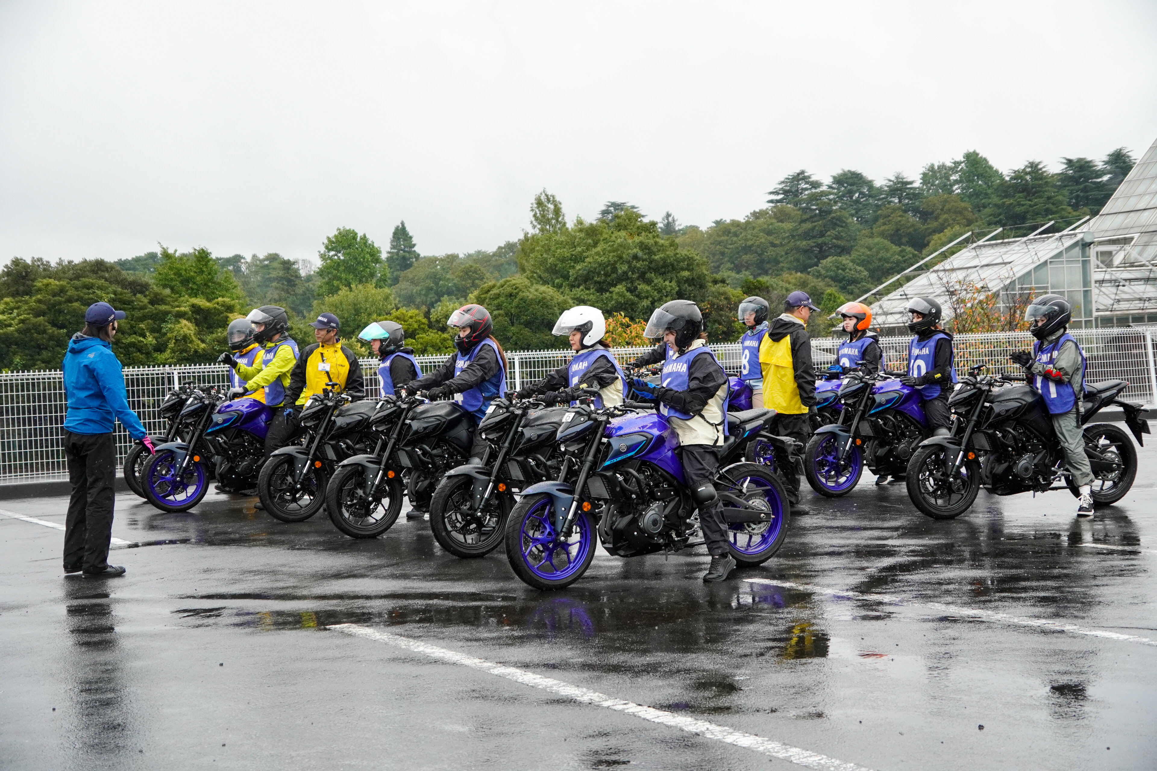 大勢のバイクレッスンの写真