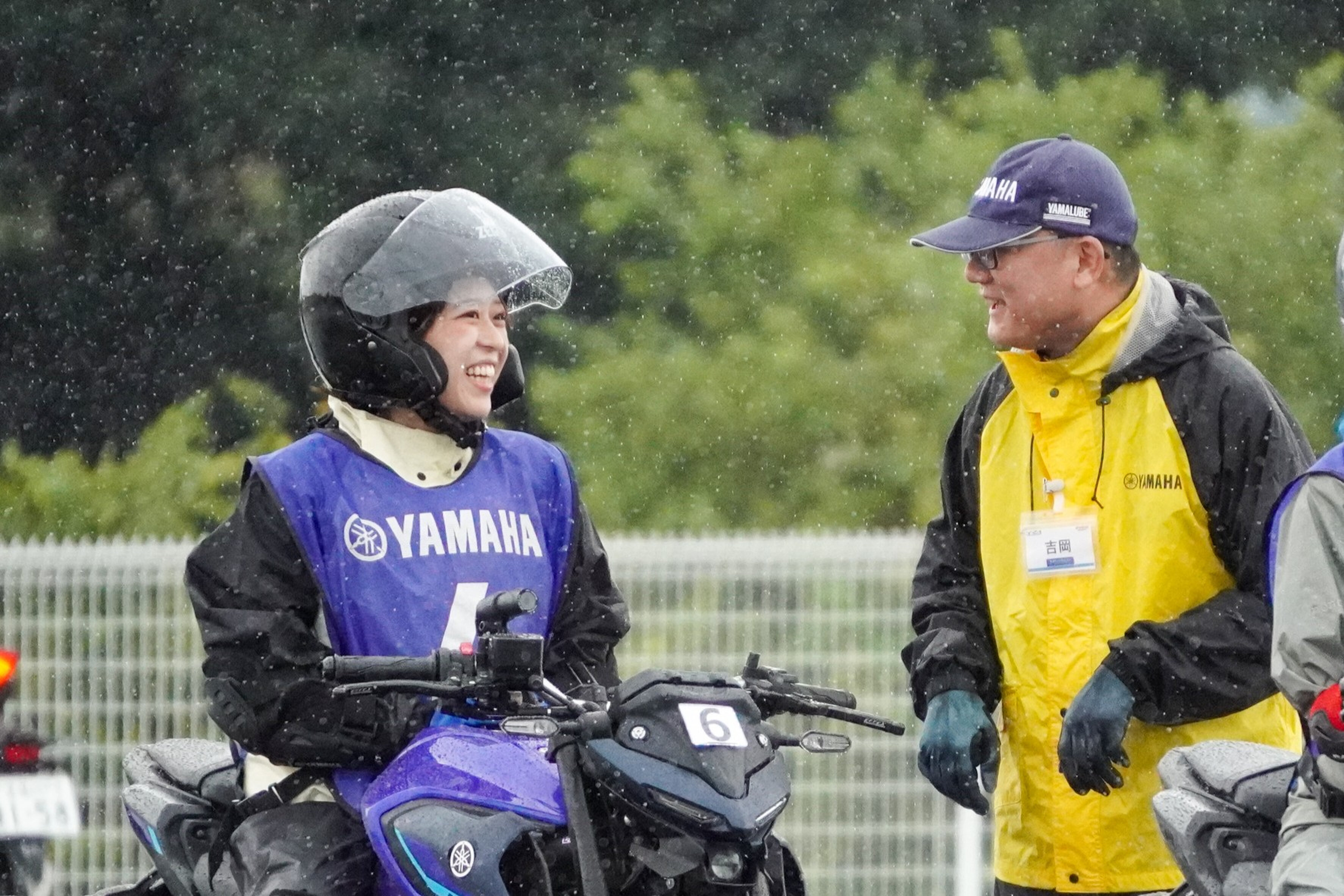 笑顔でバイクに乗る女性