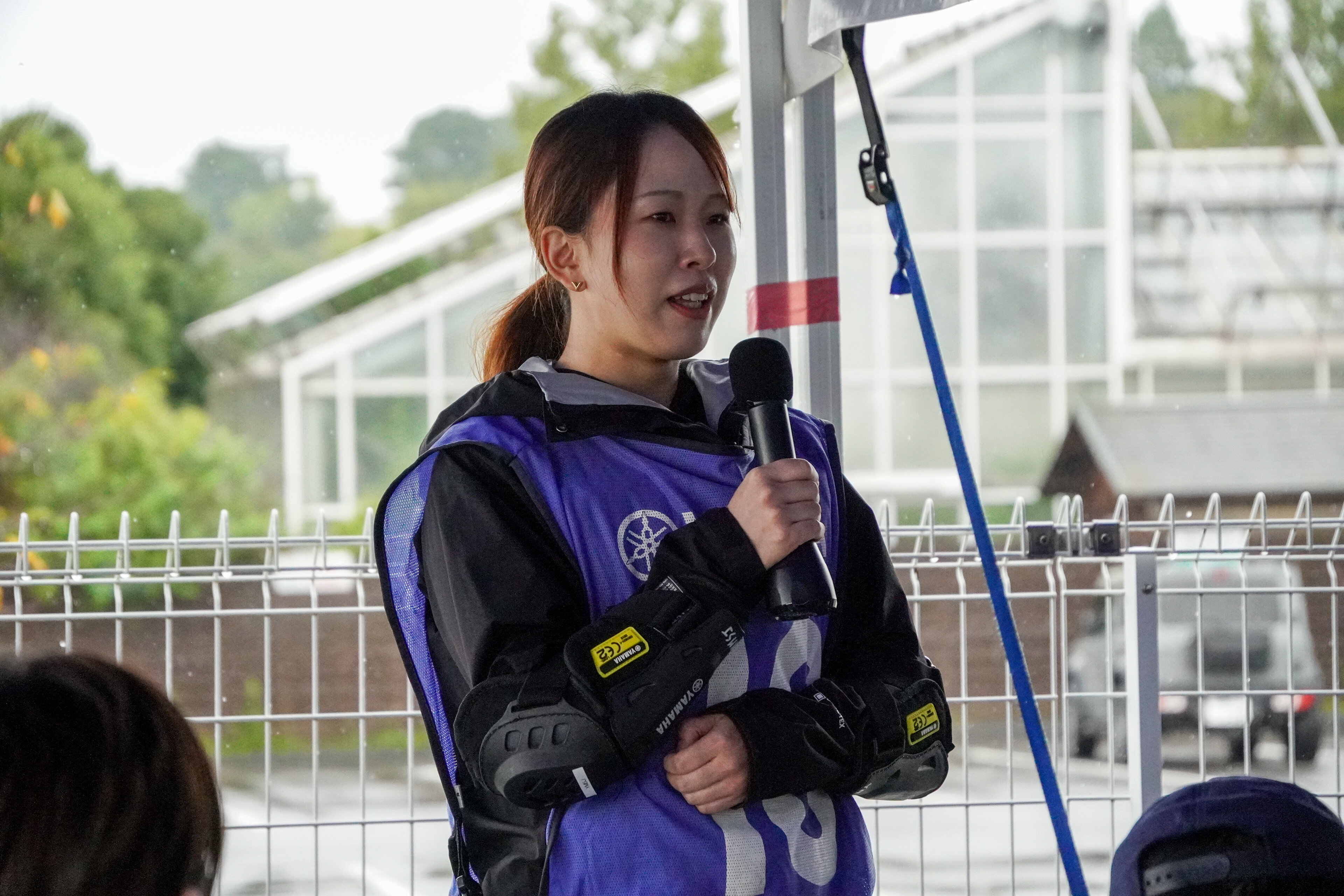 女性が話している写真