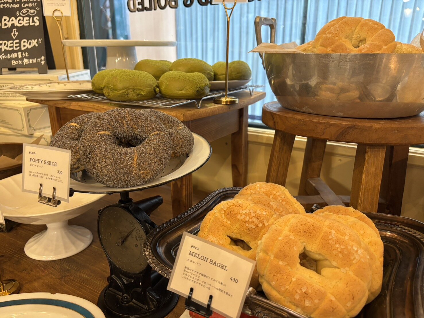 テイクアウトのみのため、通りにあるベンチで休憩しつつベーグルをいただきました。