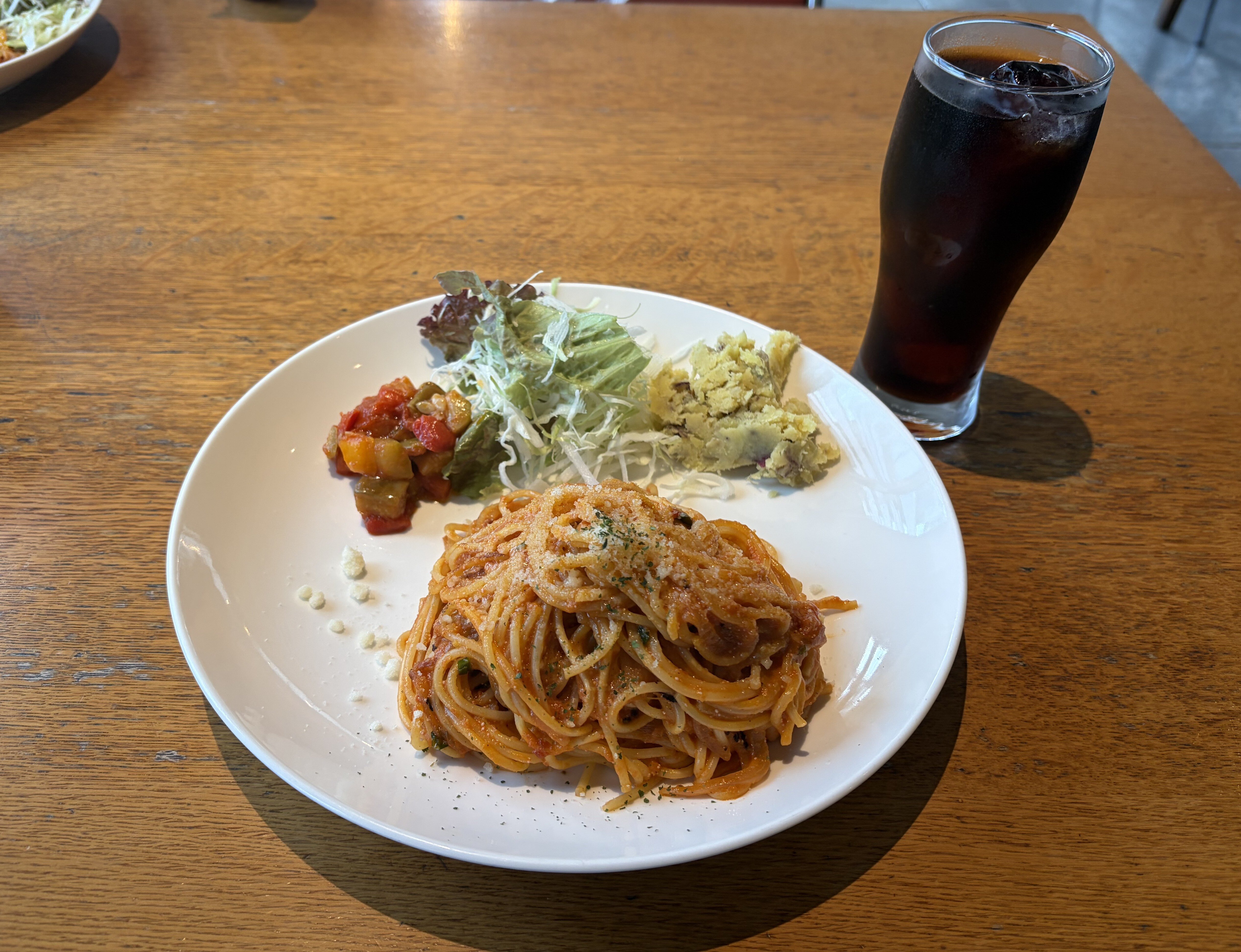 私はランチセットの明太トマトクリームスパゲティとコーヒーを注文。