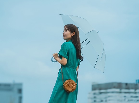 傘をさす女性の写真