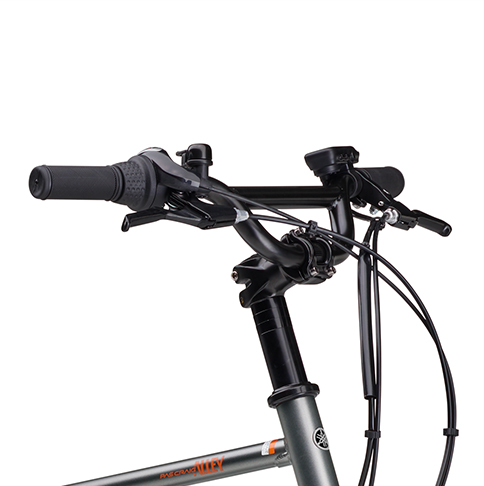 快適な姿勢で軽快に走れる、アヘッドステムを組み合わせたスポーティなセミライザーハンドル