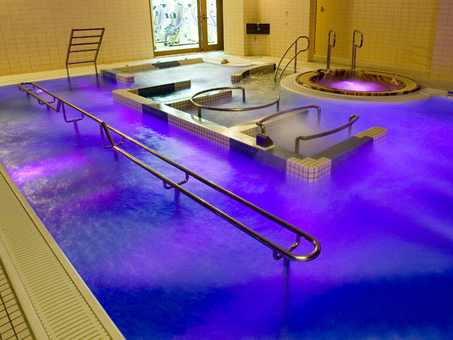 水中照明システムによりプールをライトアップできます -2-