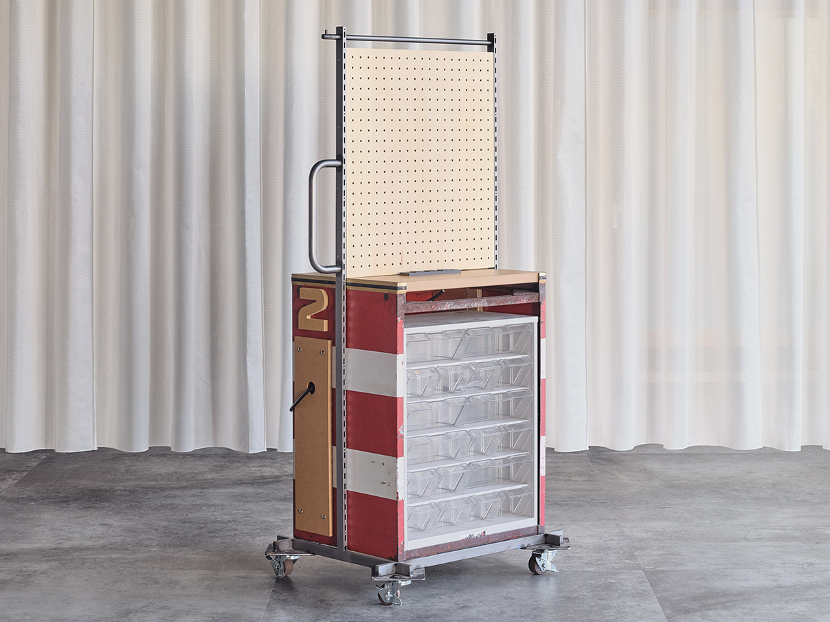 可動工具棚(文房具収納)の写真