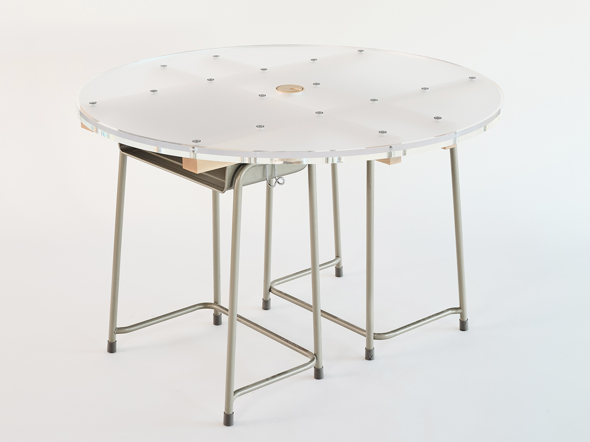 学校机アップサイクル円形テーブルの写真