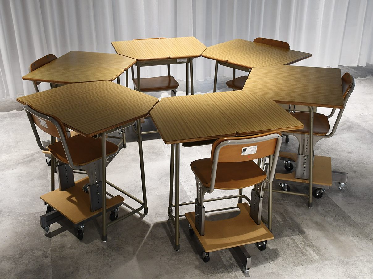 学校椅子アップサイクルチェア/学校机アップサイクルテーブルの写真