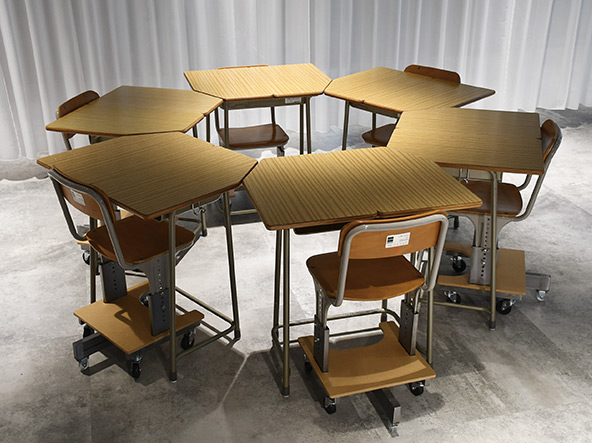 16.学校椅子アップサイクルチェア／学校机アップサイクルテーブル