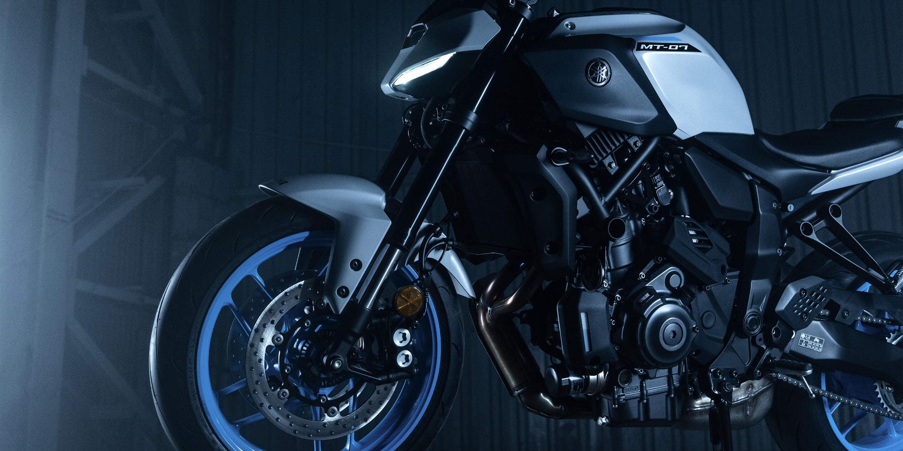 より広い速度域でのスポーティな走りに対応する倒立式フロントサスペンション