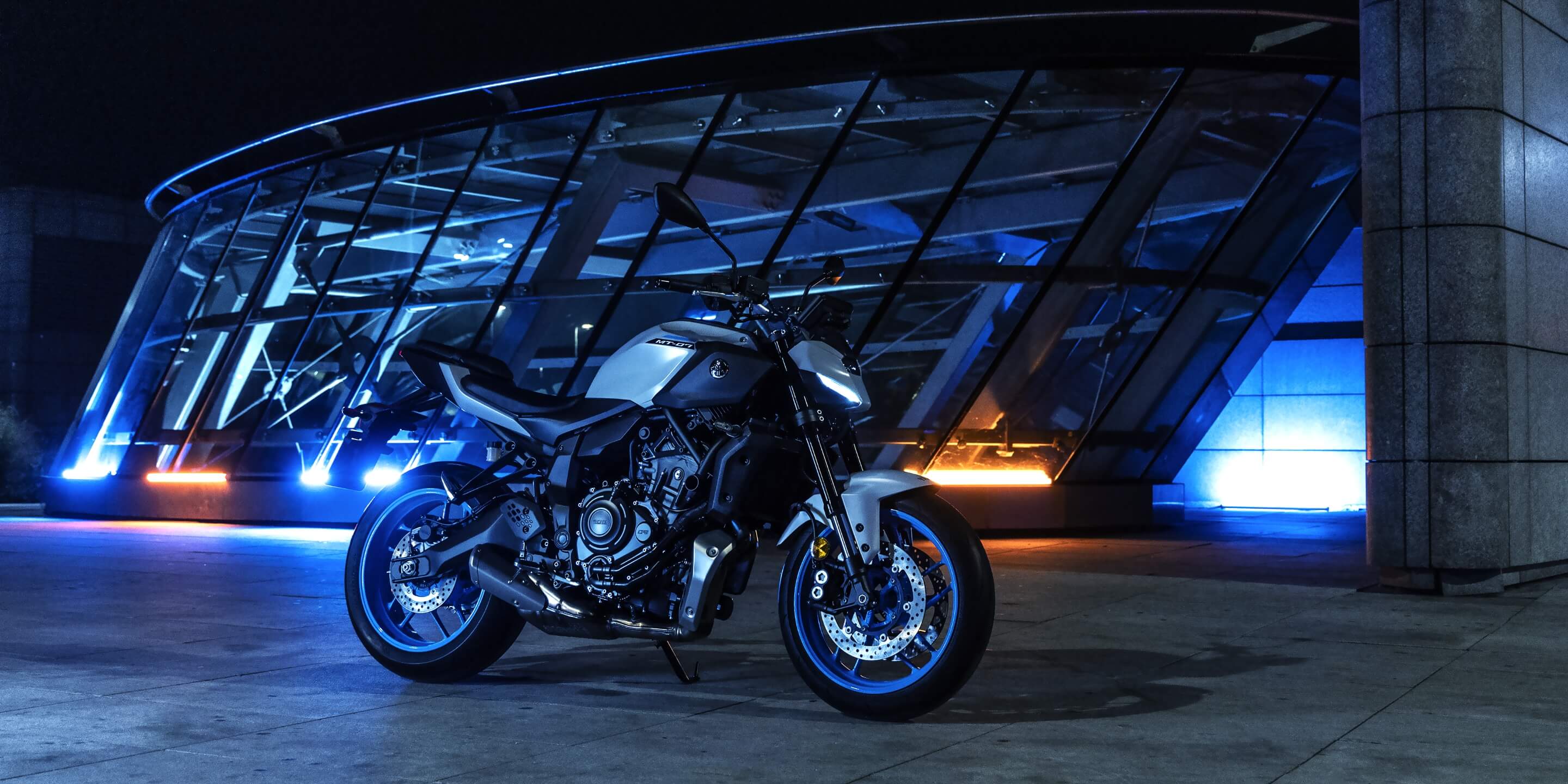 フィット感が向上したタンクと自由度の高いシート